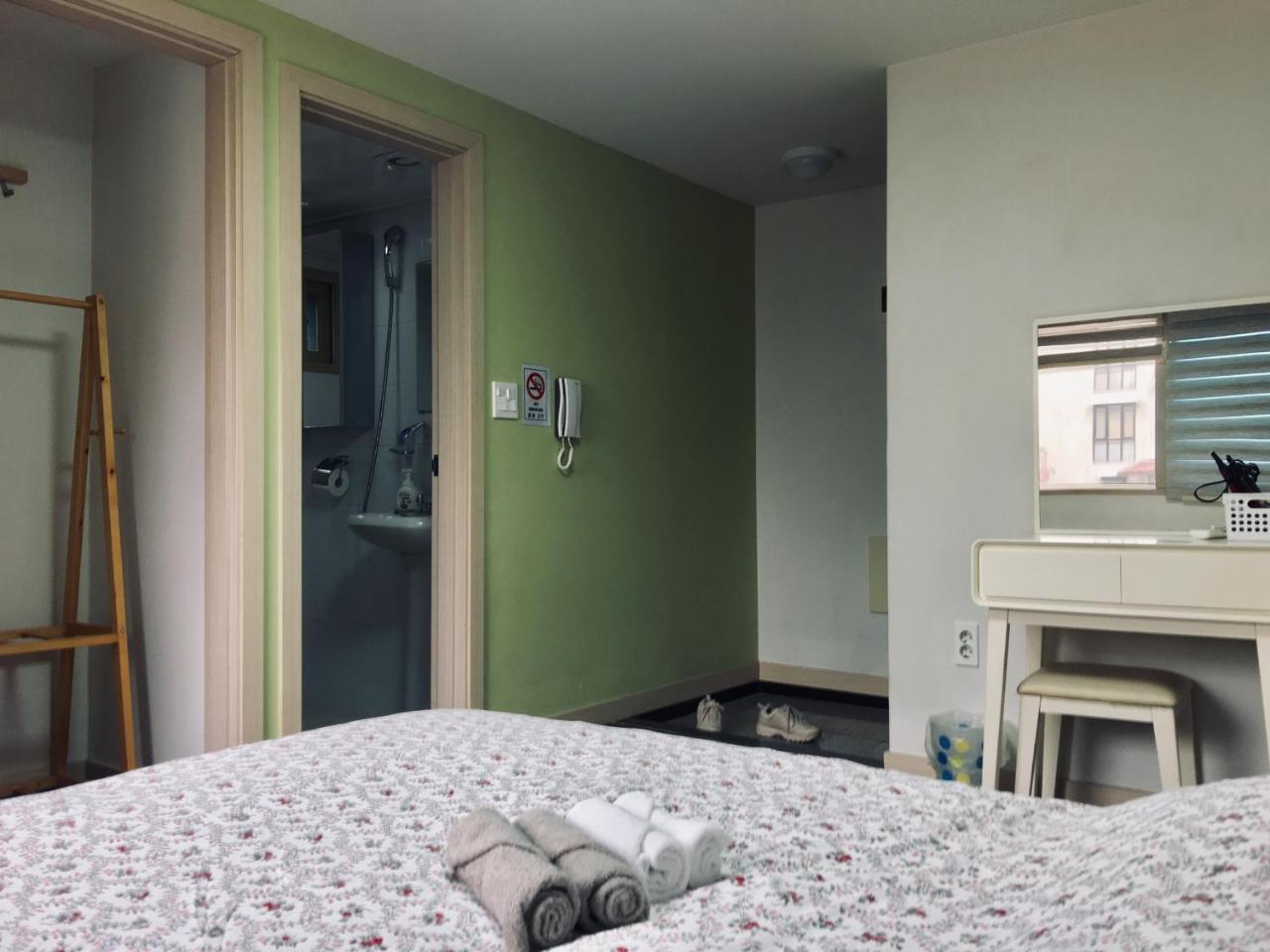 Hongdae Pencil Guesthouse Сеул Экстерьер фото