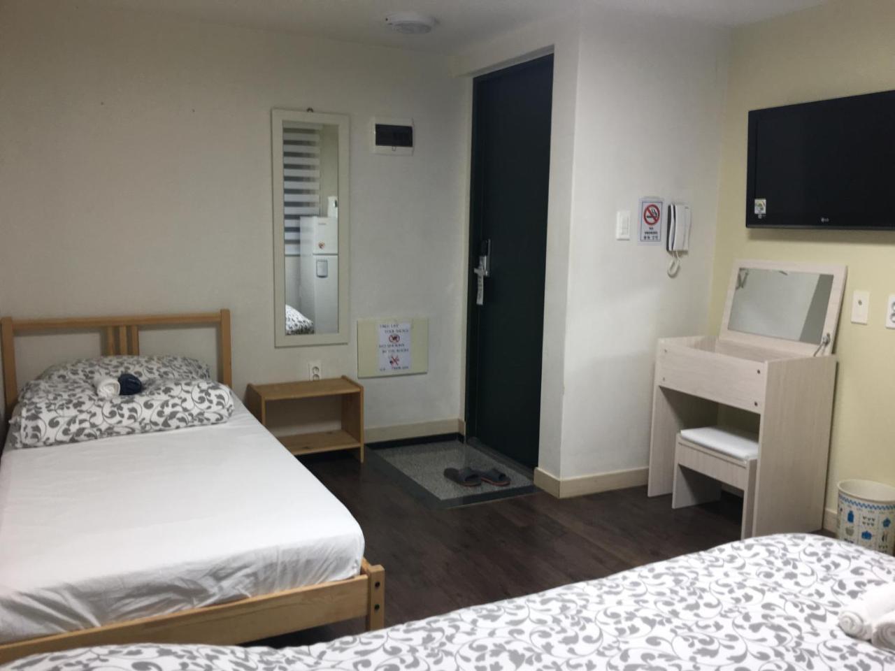 Hongdae Pencil Guesthouse Сеул Экстерьер фото