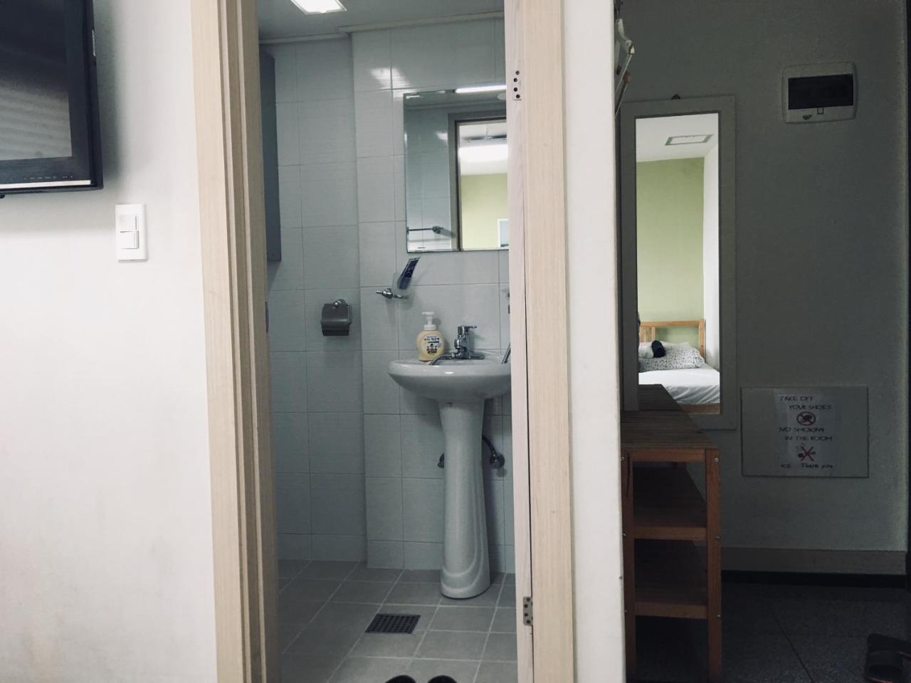 Hongdae Pencil Guesthouse Сеул Экстерьер фото