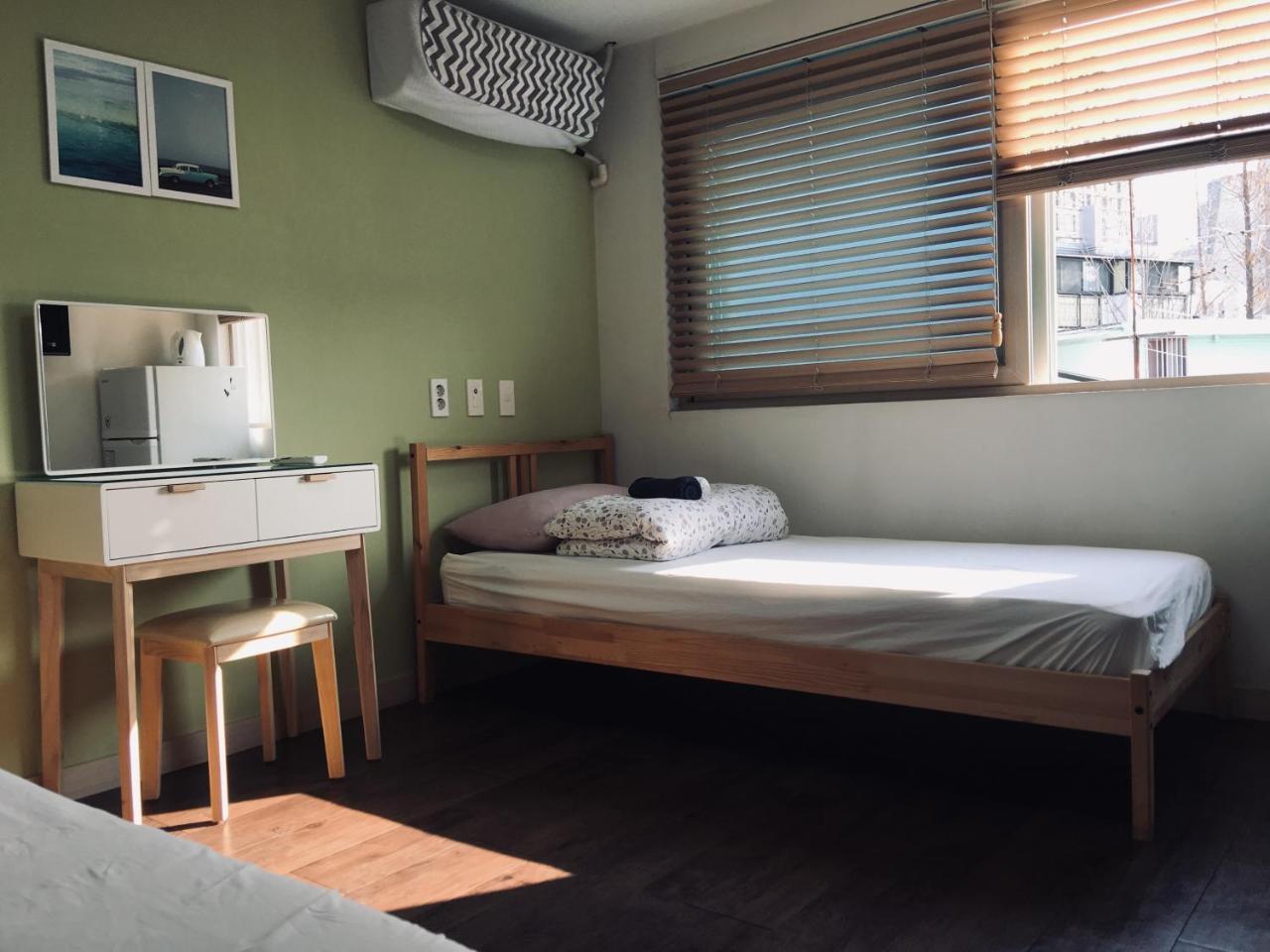 Hongdae Pencil Guesthouse Сеул Экстерьер фото